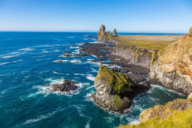 İzlanda 'daki Snaefells yarımadasındaki Londrangar' ın kayalık sahil şeridine bakın.