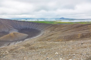 Myvatn gölleri ve volkan kraterinin üzerindeki Hverfjall volkanik zirvesinden görüntü