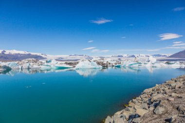 Joekularson Buzul Gölü 'nün üzerindeki Panoramik Resimler Yazın buz dağıyla