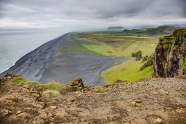 Güney İzlanda Dyrholaey 'den siyah Reynisfjara plajının panoramik resmi