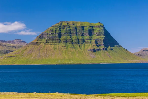 Kilátás Grundarfjordur Öbölre Kirkjufell Hegységgel Izlandon Nyáron — Stock Fotó