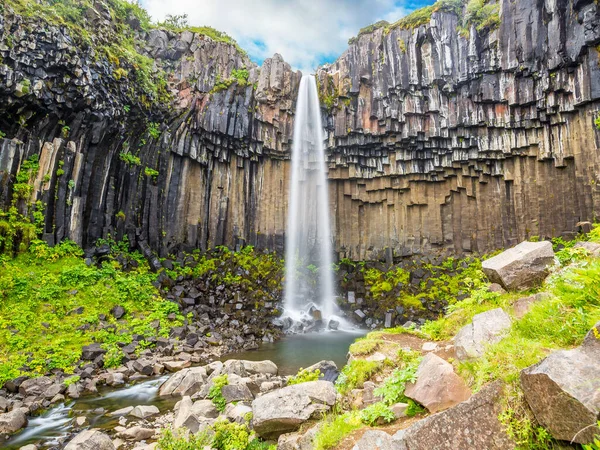 Pohled Vodopád Svartifossu Působivou Čedičovou Kamennou Formací Islandu Létě — Stock fotografie