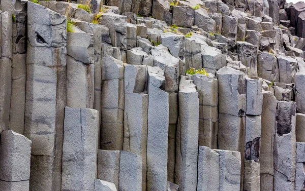 여름철에 아이슬란드 남부에 인상적 현무암 기둥들이 레이니 피아라 해변의 — 스톡 사진