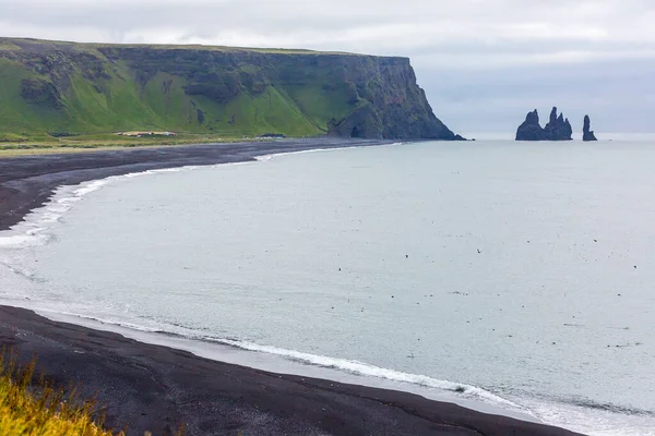 Kilátás Fekete Reynisfjara Strand Lenyűgöző Bazalt Oszlopok Dél Izlandon Nyáron — Stock Fotó