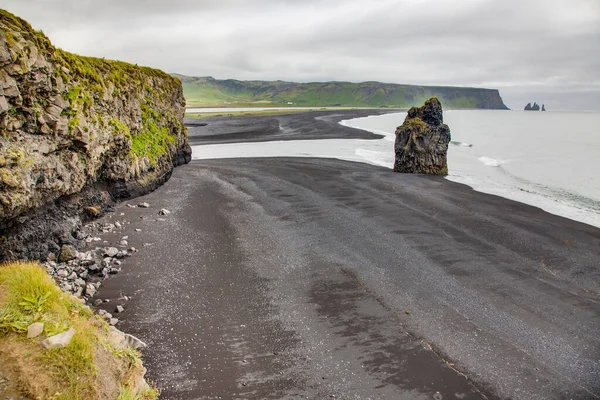 Panorámás Kép Fekete Reynisfjara Strand Dyrholaey Kilátások Dél Izlandon Nyáron — Stock Fotó