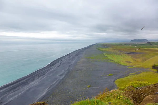 Panorámás Kép Fekete Reynisfjara Strand Dyrholaey Kilátások Dél Izlandon Nyáron — Stock Fotó