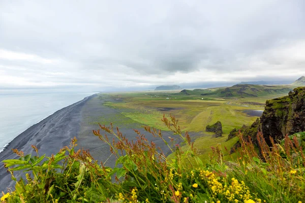 Imagem Panorâmica Praia Reynisfjara Preto Partir Dyrholaey Perspectiva Sul Islândia — Fotografia de Stock