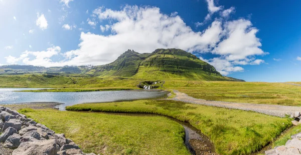 Panorámás Kilátás Kirkjufell Hegyre Izlandon Nyáron — Stock Fotó