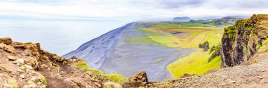 Güney İzlanda Dyrholaey 'den siyah Reynisfjara plajının panoramik resmi