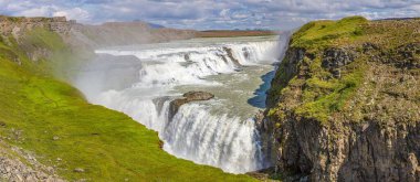 Gulfoss şelalesinin yazın insansız panoramik resmi