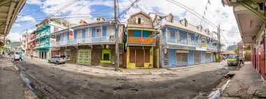 Carrebbian adası Dominica 'daki tipik evlerin panoramik bir resmi