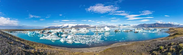 ヨークラーソン氷河のラグーンの上のパノラマ写真夏に氷山を持ち上げる — ストック写真