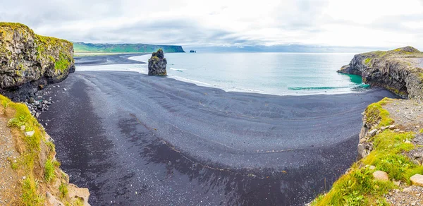 Panorámás Kép Fekete Reynisfjara Strand Dyrholaey Kilátások Dél Izlandon Nyáron — Stock Fotó