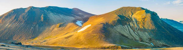 夏季冰岛斯纳菲勒斯乔克赫尔火山和冰川的全景图 — 图库照片