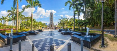 Kuala Lumpur 'daki Tugu Negara Savaş Anıtı' ndaki anıtın fotoğrafı. Kasım 2013 'te Malezya' da gevşek bulutların fotoğraflandığı mavi bir gökyüzünde.