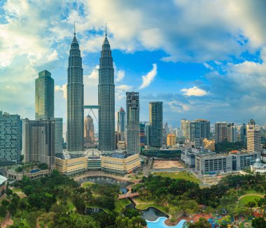 Kuala Lumpur 'daki KLCC Parkının panoramik görüntüsü ve arka planda ufuk çizgisi Kasım 2013' te Malezya 'da gün boyunca fotoğraflandı