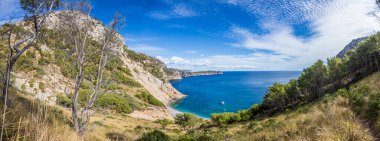 Mallorca Adası 'ndaki sevimli Platja des Coll Baix' in panoramik resmi