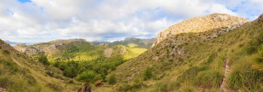 Eylül 2016 'da Mallorca' daki El Fumat Dağı 'na giden yürüyüş yolunun panoramik görüntüsü