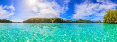 Palau 'daki mercan adaları arasında gündüz vakti turkuvaz suları