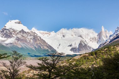 Cerro Torre 'nin El Chalten yürüyüş parkurundan çekilmiş panoramik fotoğrafı