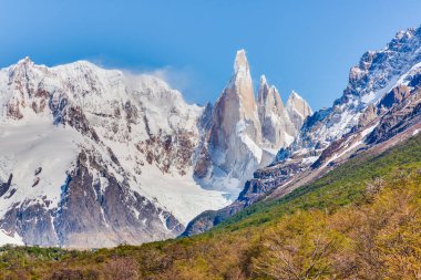 Cerro Torre 'nin El Chalten yürüyüş parkurundan çekilmiş panoramik fotoğrafı
