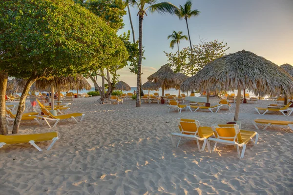 Spiaggia Con Sedie Sdraio Sera Crepuscolo Sull Isola Caraibica Della — Foto Stock