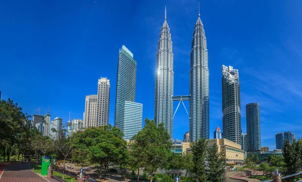 Фото Парка Klcc Горизонте Куала Лумпур Течение Дня Безоблачном Небе — стоковое фото