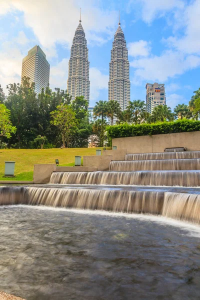 Фото Штучного Водного Потоку Парку Klcc Куала Лумпурі Горизонтом Задньому — стокове фото