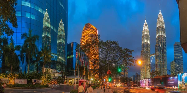 Záběry Odlesku Osvětleného Mrakodrapu Skleněné Fasádě Budovy Kuala Lumpur Pořízené — Stock fotografie