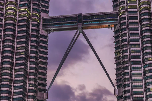 Filmagem Ponte Pedonal Entre Torres Petronas Kuala Lumpur Durante Crepúsculo — Fotografia de Stock