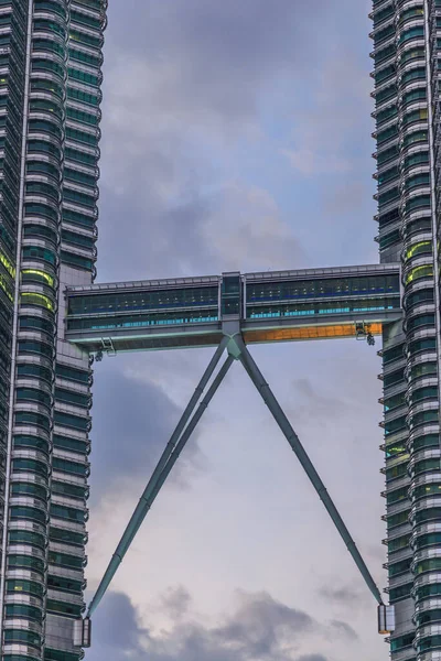 Съемка Пешеходного Моста Между Башнями Петронас Куала Лумпуре Сумерках Сфотографированная — стоковое фото