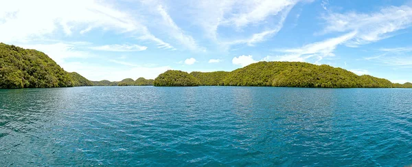 2014年9月の日中にパラオで撮影されたターコイズブルーの海の緑に覆われた島々の写真 — ストック写真