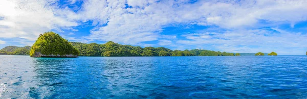 昼間のパラオのサンゴ島の間の青い海 — ストック写真