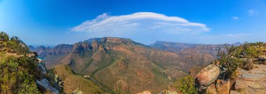 Blyde Nehri Kanyonu 'ndaki Three Rondavels Manzara Noktası' nın panoramik resmi Eylül 2013 'te Güney Afrika' da mavi bir gökyüzünde çekildi.