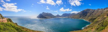 Ümit Burnu 'ndan mavi gökyüzündeki Cape Town' a giden sahil yolunun panoramik manzarası Eylül 2013 'te çekilen bazı bulutlarla birlikte.