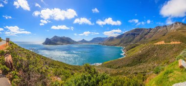 Ümit Burnu 'ndan mavi gökyüzündeki Cape Town' a giden sahil yolunun panoramik manzarası Eylül 2013 'te çekilen bazı bulutlarla birlikte.