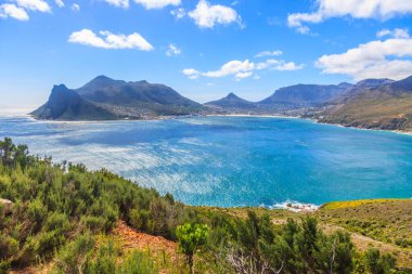 Ümit Burnu 'ndan mavi gökyüzündeki Cape Town' a giden sahil yolunun panoramik manzarası Eylül 2013 'te çekilen bazı bulutlarla birlikte.