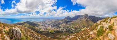 Cape Town ve Table Mountain 'ın panoramik manzarası ve Lions Head' den alınan Sinyal Tepesi mavi gökyüzünde Eylül 2013 'te Güney Frika' da bazı beyaz bulutlar fotoğraflandı.