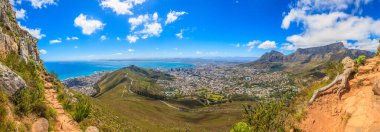 Cape Town ve Masa Dağı 'nın Eylül 2013' te Güney Afrika 'da çekilen beyaz bulutlarla birlikte bleuem gökyüzünde Lions Head' e giden yol boyunca çekilmiş fotoğrafı.