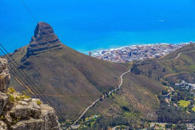 Aslan Kafa 'nın Cape Town' daki fotoğrafı, Eylül 2013 'te Atlantik' in arka planında güneşli bir havada, Masa Dağı 'ndan.