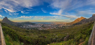 Cape Town 'un panoraması teleferiğin vadisinden Table Mountain' a kadar.