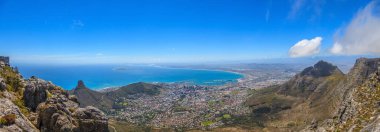 Cape Town 'un panoramik fotoğrafı, Eylül 2013' te Güney Afrika 'da mavi gökyüzünde bulutlu duvaklarla çekilmiş.