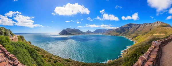 Ümit Burnu 'ndan mavi gökyüzündeki Cape Town' a giden sahil yolunun panoramik manzarası Eylül 2013 'te çekilen bazı bulutlarla birlikte.