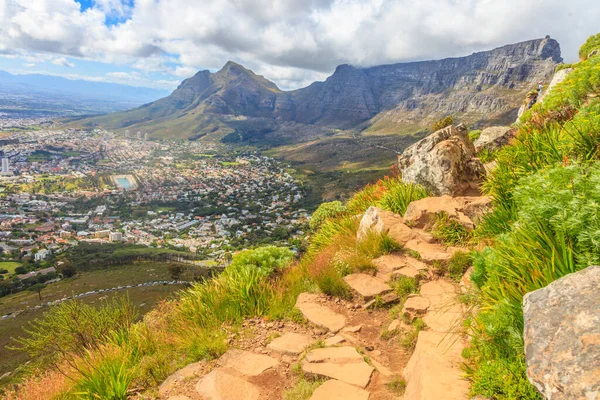 Cape Town ve Masa Dağı 'nın Eylül 2013' te Güney Afrika 'da çekilen beyaz bulutlarla birlikte bleuem gökyüzünde Lions Head' e giden yol boyunca çekilmiş fotoğrafı.