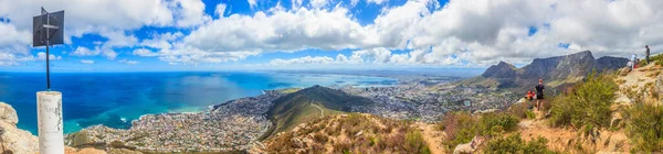 2013年9月 开普敦和桌山全景 以及狮头在蓝天拍摄的信号山 在南弗里斯兰拍摄了一些白云 — 图库照片