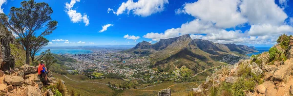 Cape Town ve Masa Dağı 'nın Eylül 2013' te Güney Afrika 'da çekilen beyaz bulutlarla birlikte bleuem gökyüzünde Lions Head' e giden yol boyunca çekilmiş fotoğrafı.