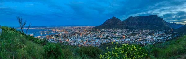 Panoramatická Fotografie Kapského Města Stolovou Horou Signal Hill Soumraku Osvětleným — Stock fotografie