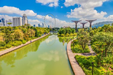 Singapur Körfezi 'nin yanındaki Gardens' tan panoramik resim