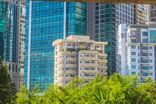 Foto Edificio Apartamentos Frente Impresionante Fachada Del Distrito Negocios Kuala —  Fotos de Stock