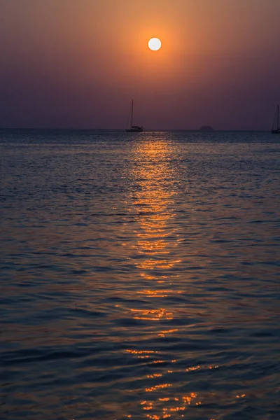 Foto Una Puesta Sol Sobre Mar Con Barco Contraluz Fotografiado — Foto de Stock